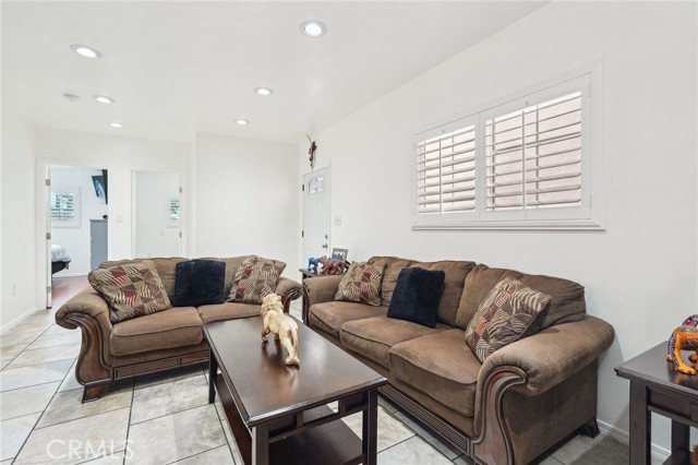 10240 Atlantic Avenue, South Gate CA: https://media.crmls.org/medias/ce40087d-9fb5-4b2f-8e2f-83a41e1b5b70.jpg