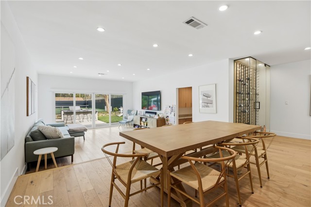 Detail Gallery Image 17 of 53 For 22637 Erwin St, Woodland Hills,  CA 91367 - 6 Beds | 5/1 Baths