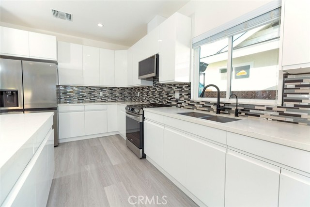 Detail Gallery Image 8 of 22 For 12818 Arminta St, North Hollywood,  CA 91605 - 3 Beds | 3 Baths