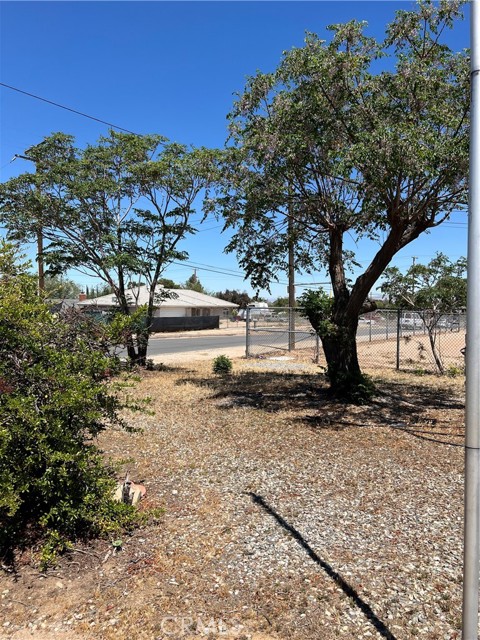 Detail Gallery Image 2 of 10 For 14457 Willow, Hesperia,  CA 92345 - 3 Beds | 2 Baths