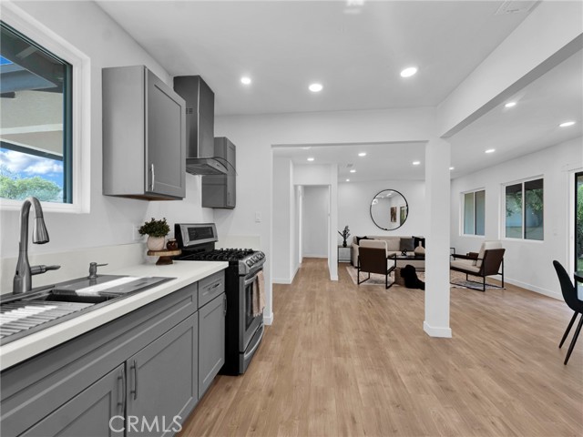 Detail Gallery Image 5 of 22 For 10050 Gloria Ave, Granada Hills,  CA 91343 - 3 Beds | 2/1 Baths