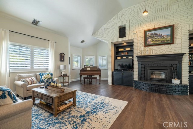 Detail Gallery Image 19 of 74 For 15725 Bronco Dr, Canyon Country,  CA 91387 - 5 Beds | 4/1 Baths