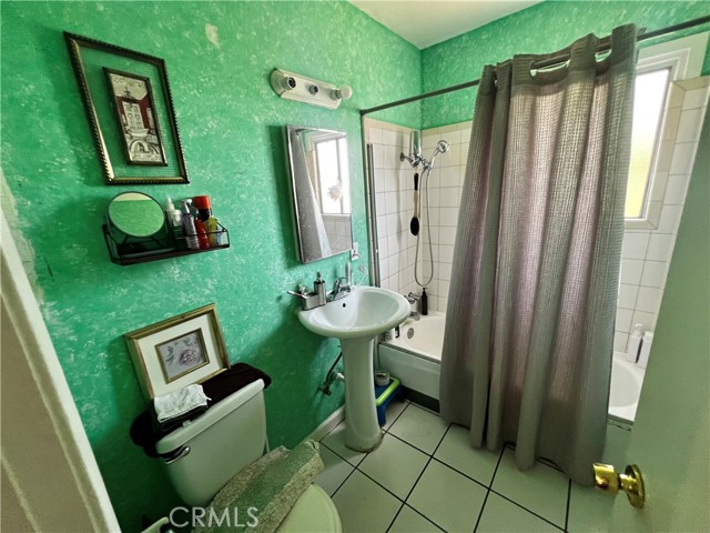 Detail Gallery Image 7 of 10 For 5354 De Roja Ave, Woodland Hills,  CA 91364 - 4 Beds | 2 Baths