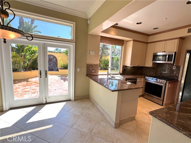 Detail Gallery Image 5 of 24 For 2020 Santa Ana Ave #G,  Costa Mesa,  CA 92627 - 3 Beds | 2/1 Baths