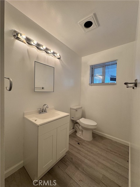 Detail Gallery Image 12 of 22 For 19351 Strathern, Reseda,  CA 91335 - 4 Beds | 2 Baths