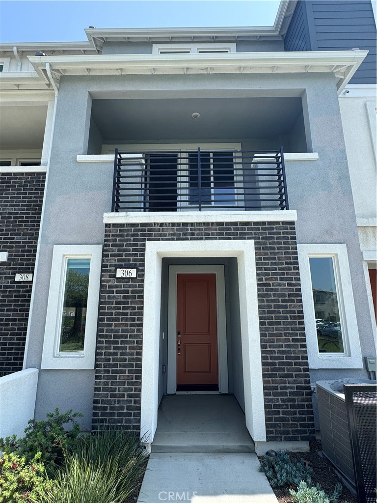 306 Lockhart Way