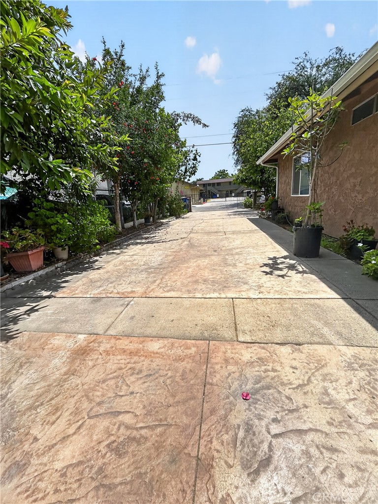 https://media.crmls.org/medias/ce54f787-7c7c-4f07-92d6-d79ccfd9577e.jpg?preset=X-Large