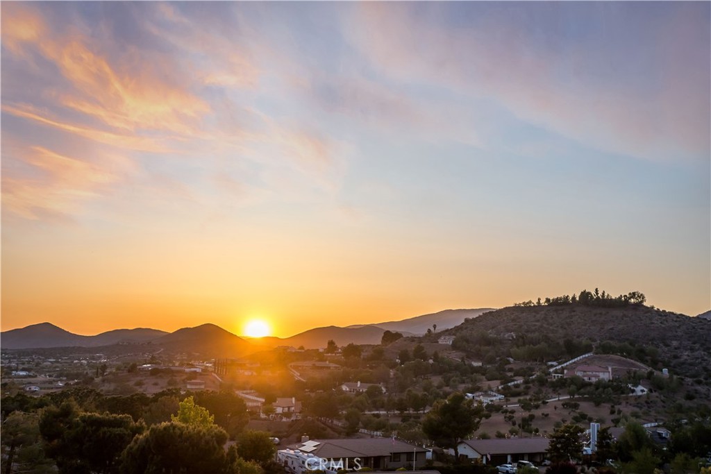 https://media.crmls.org/medias/ce55eed9-950d-4f4d-9e72-d1eb7756e692.jpg?preset=X-Large