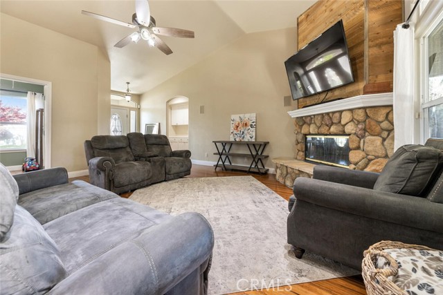Detail Gallery Image 11 of 45 For 523 W Country Ct, Visalia,  CA 93277 - 3 Beds | 2 Baths