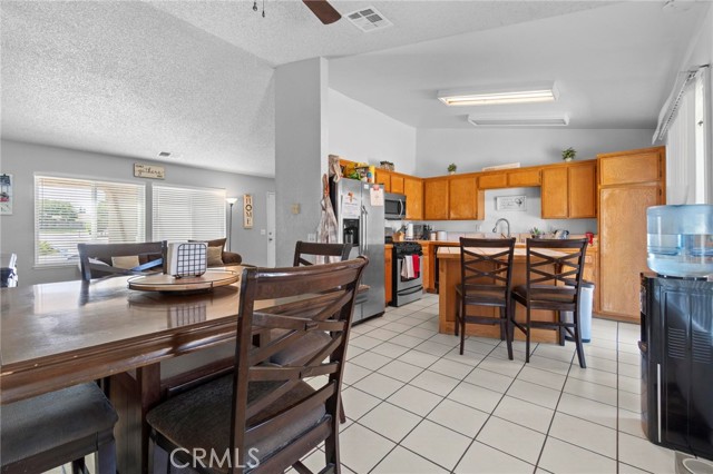 Detail Gallery Image 7 of 26 For 12831 Stage Coach Dr, Victorville,  CA 92392 - 3 Beds | 2 Baths