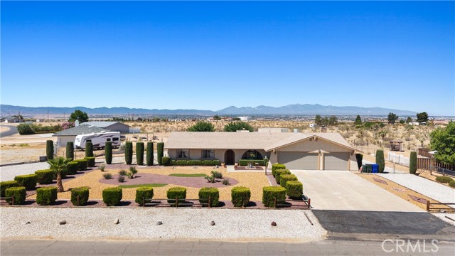 Detail Gallery Image 3 of 34 For 11140 Merino Ave, Apple Valley,  CA 92308 - 3 Beds | 2 Baths