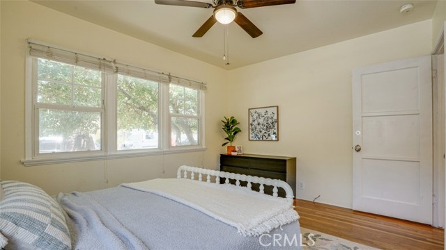 525 N Mariposa Street, Burbank CA: https://media.crmls.org/medias/ce5c75b9-d97d-440b-b5ed-05d150aab4b6.jpg