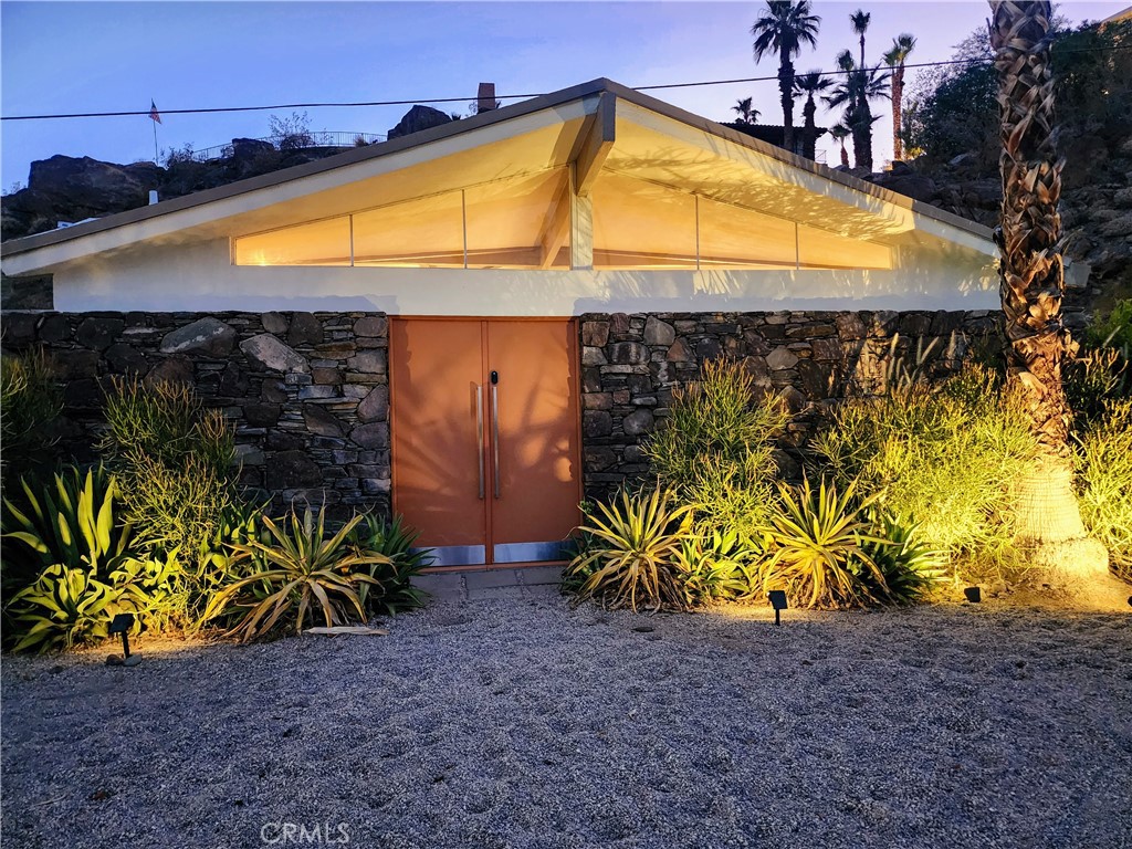 https://media.crmls.org/medias/ce5d2767-e123-4d90-87ea-a595e6dd660b.jpg?preset=X-Large