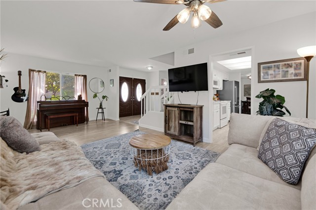 Detail Gallery Image 6 of 40 For 23706 Mill Valley Rd, Valencia,  CA 91355 - 5 Beds | 2/1 Baths
