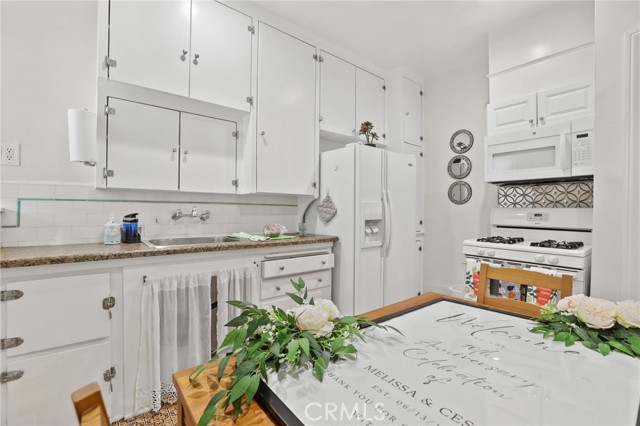 932 Coronado Avenue, Long Beach CA: https://media.crmls.org/medias/ce5f48e1-58d7-4b27-a0e3-43a859db77bf.jpg