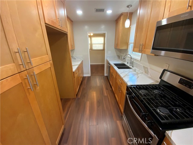 Detail Gallery Image 5 of 23 For 745 W E, Ontario,  CA 91762 - 3 Beds | 2 Baths