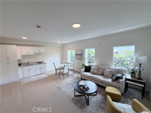 Detail Gallery Image 2 of 9 For 125 W Chestnut #202,  Glendale,  CA 91204 - 2 Beds | 1 Baths