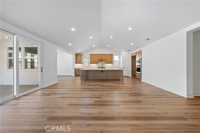 30105 Hillside Place, Castaic CA: https://media.crmls.org/medias/ce657bab-bb53-47a8-b09a-ee2833ecc3bb.jpg