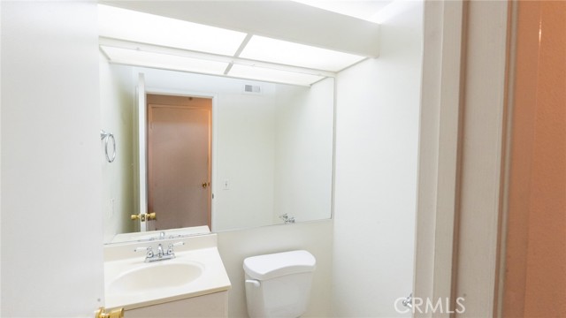 Detail Gallery Image 9 of 29 For 7311 Kester Ave #11,  Van Nuys,  CA 91405 - 2 Beds | 2/1 Baths