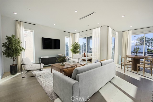2200 Thurman Avenue, Los Angeles CA: https://media.crmls.org/medias/ce68f70c-e505-45ad-a377-dd5e1221945d.jpg
