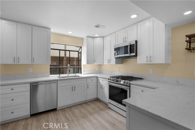 Detail Gallery Image 8 of 20 For 7650 Topanga Canyon Bld #5,  Canoga Park,  CA 91304 - 2 Beds | 3 Baths