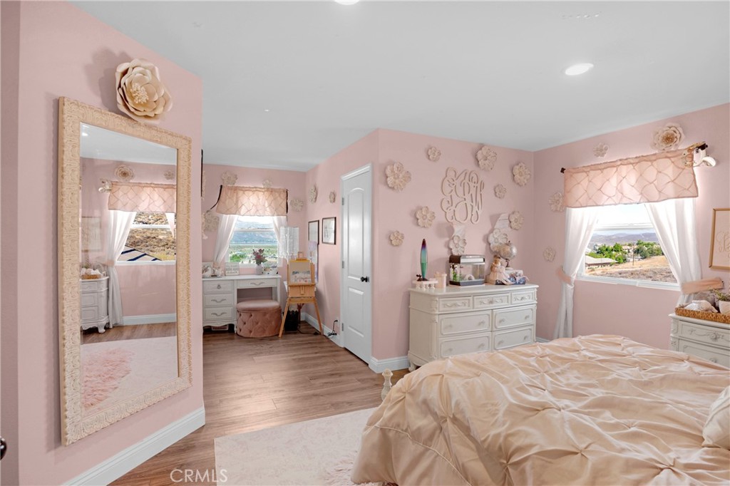 https://media.crmls.org/medias/ce6d3545-b9bb-4277-8321-2f3844afae9e.jpg?preset=X-Large
