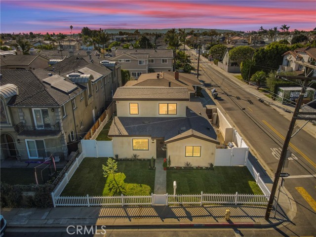 Detail Gallery Image 3 of 29 For 2200 Plant Ave, Redondo Beach,  CA 90278 - 3 Beds | 2 Baths