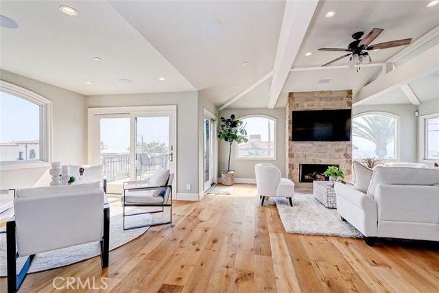 Detail Gallery Image 2 of 53 For 303 7th St a,  Manhattan Beach,  CA 90266 - 3 Beds | 3/1 Baths
