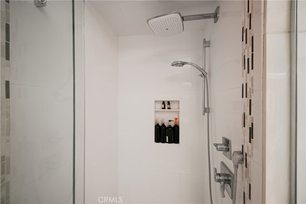 https://media.crmls.org/medias/ce71026c-04bf-4774-ade7-0e48b73d6238.jpg?preset=X-Large