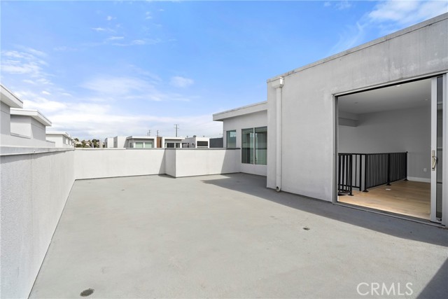 Rooftop deck without virtual staging.