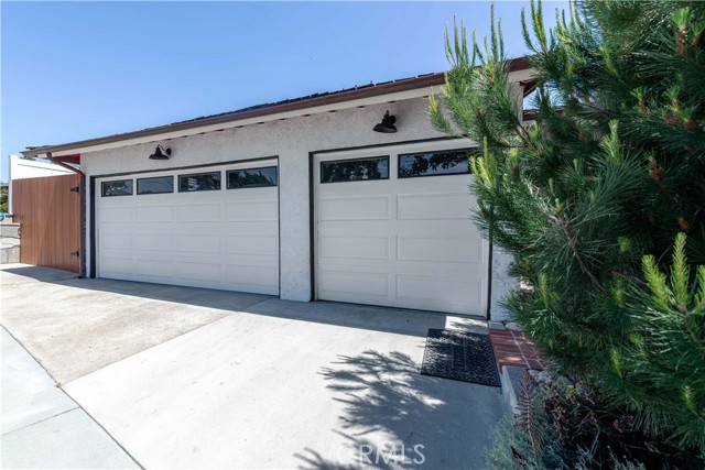 Yep... you car guys... great kitchen and a three car garage! What more could a family want?