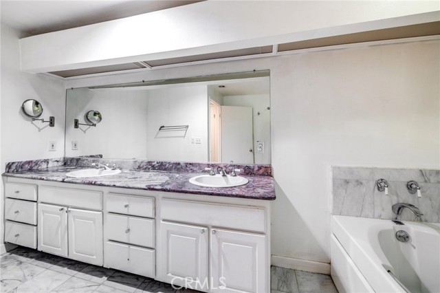 1401 S Bentley Avenue, Los Angeles CA: https://media.crmls.org/medias/ce786736-8948-4518-90c3-d2f5c5126a40.jpg