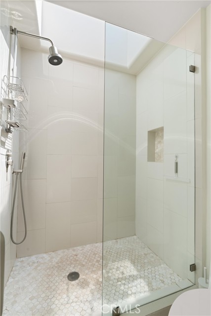 302 Carnation Avenue, Corona del Mar CA: https://media.crmls.org/medias/ce7a2b98-4587-45d3-b6aa-a81798b89af1.jpg
