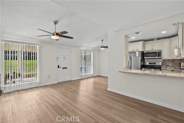 Detail Gallery Image 15 of 36 For 19156 Avenue of the Oaks #B,  Newhall,  CA 91321 - 2 Beds | 1/1 Baths