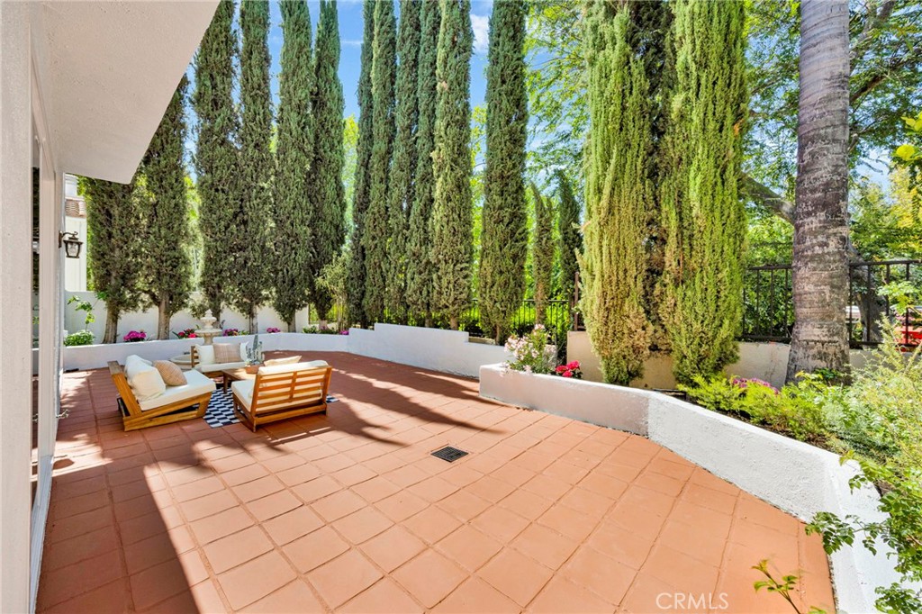 https://media.crmls.org/medias/ce7d60a9-e080-4961-a629-875934795ff1.jpg?preset=X-Large
