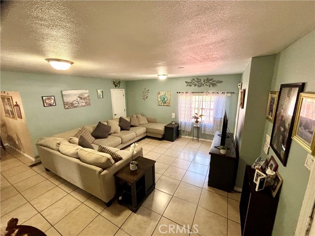 Detail Gallery Image 6 of 23 For 16739 Upland, Fontana,  CA 92335 - 3 Beds | 1/1 Baths