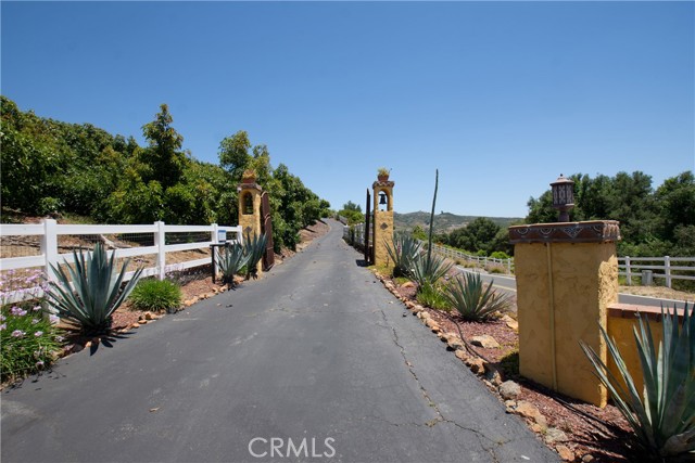 23192 De Anza Road, Temecula CA: https://media.crmls.org/medias/ce7fb1fc-832b-4969-bfab-c06fb5165607.jpg