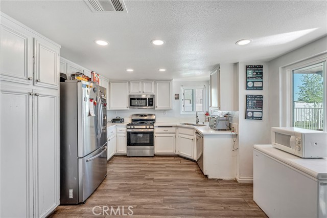 Detail Gallery Image 15 of 42 For 12269 Stonegate Cir, Victorville,  CA 92392 - 3 Beds | 2/1 Baths