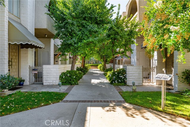 5335 White Oak Avenue, Encino CA: https://media.crmls.org/medias/ce821c07-04ed-43d3-b0a7-089a34a5d542.jpg