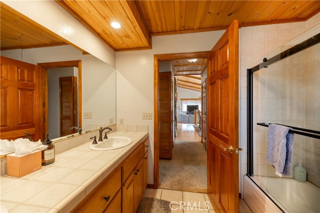 42690 Edgehill Place, Big Bear Lake CA: https://media.crmls.org/medias/ce82e966-74bf-4bfe-af0d-d8efc6b4115e.jpg