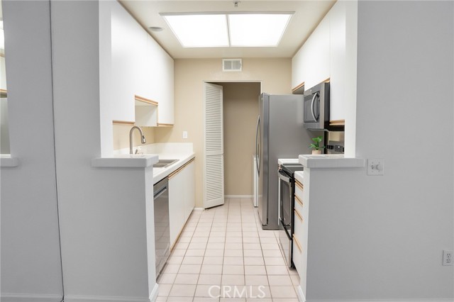 Detail Gallery Image 9 of 44 For 188 Villa Point Drive, Newport Beach,  CA 92660 - 1 Beds | 1 Baths