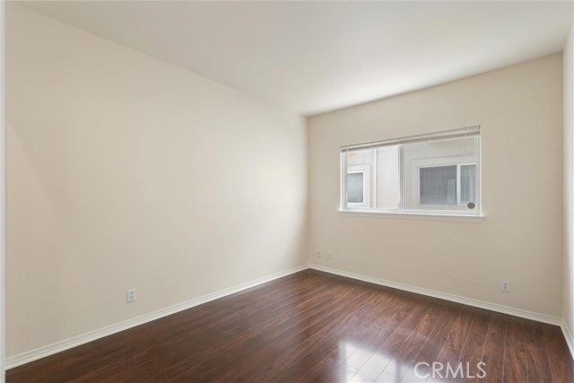 Detail Gallery Image 7 of 15 For 1529 Artesia Bld #B,  Manhattan Beach,  CA 90266 - 3 Beds | 2/1 Baths