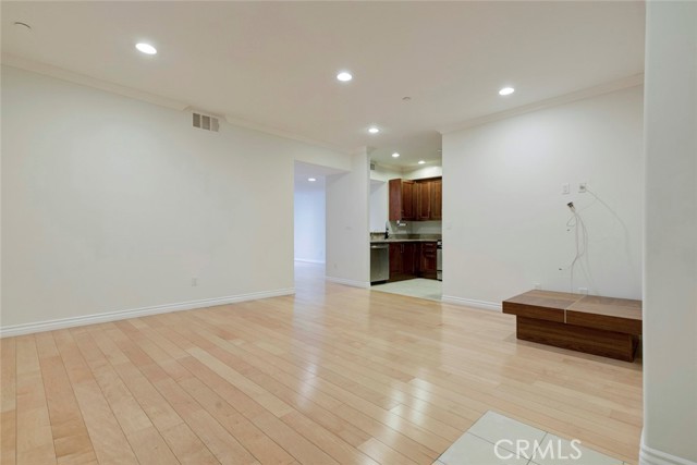 Detail Gallery Image 4 of 32 For 556 E Palm Ave #102,  Burbank,  CA 91501 - 3 Beds | 3 Baths