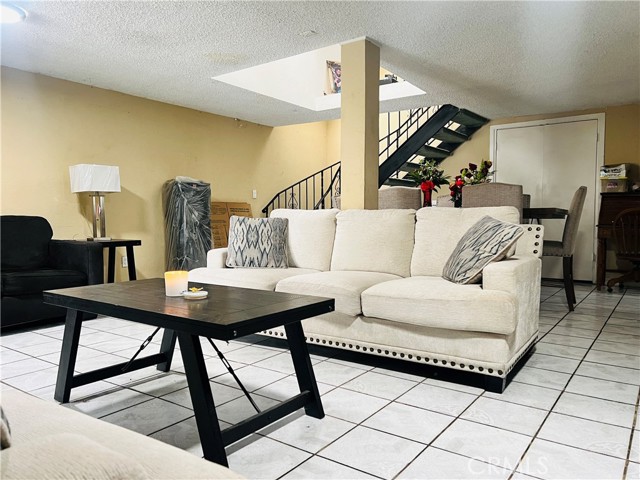 Detail Gallery Image 4 of 30 For 6976 Fairfax Dr, San Bernardino,  CA 92404 - 6 Beds | 4 Baths