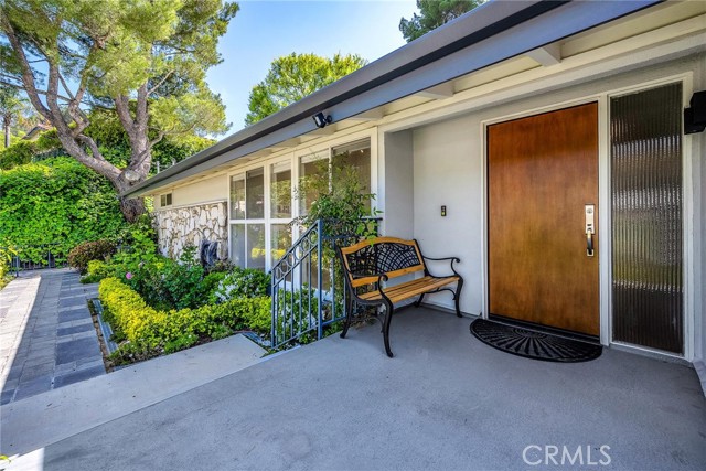 3521 Stonewood Drive, Sherman Oaks CA: https://media.crmls.org/medias/ce8cc395-5d5d-463f-8170-5c87dff6bf5e.jpg