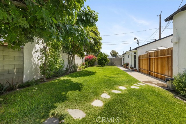 1820 N Avon Street, Burbank CA: https://media.crmls.org/medias/ce9069dc-42d1-4960-813d-a856e0229562.jpg