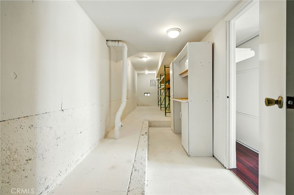 https://media.crmls.org/medias/ce929cfe-822d-44a1-8993-c8074a4c7cc3.jpg?preset=X-Large