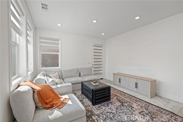 Detail Gallery Image 8 of 57 For 236 Yerba, Irvine,  CA 92618 - 4 Beds | 3/1 Baths