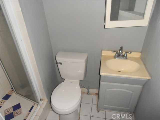 Detail Gallery Image 13 of 20 For 7514 Beckford Ave, Reseda,  CA 91335 - 8 Beds | 5 Baths