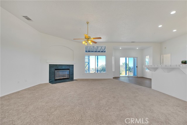 Detail Gallery Image 3 of 32 For 10722 Rodeo Rd, Oak Hills,  CA 92344 - 5 Beds | 2/1 Baths